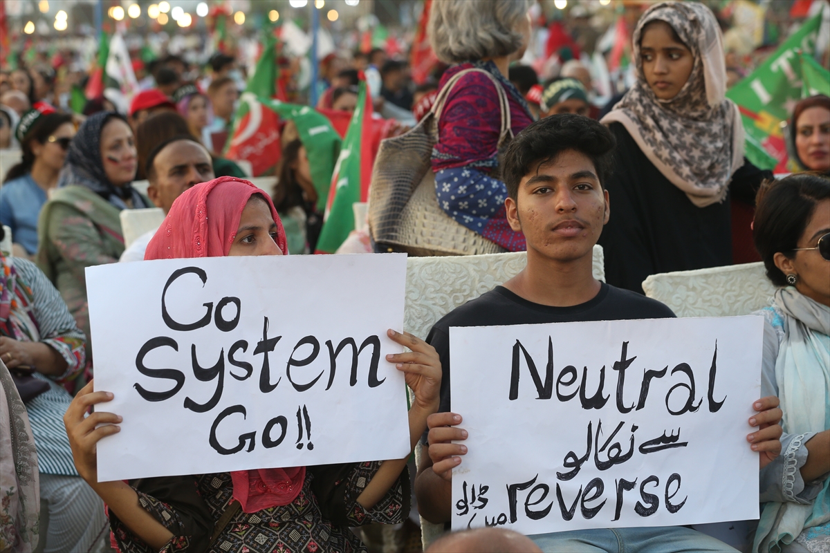 Eski Pakistan Başbakanı Han, hükümet karşıtı protesto düzenledi
