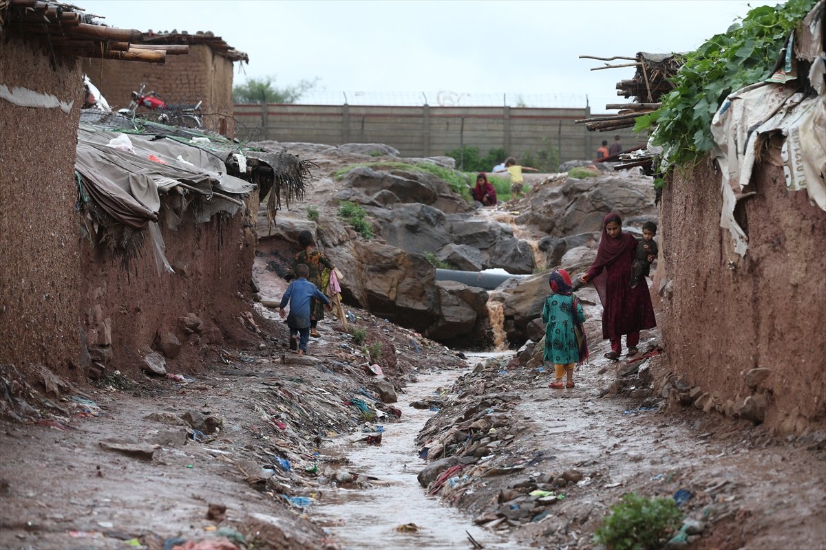 Pakistan'da etkili muson yağmurları Afgan mültecilerin hayatını zorlaştırıyor