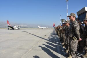 - Şehidin naaşı, Yüksekova Selahattin Eyyubi Havalimanı'nda İçişleri Bakanı Süleyman