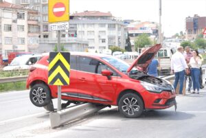 İSTANBUL (AA) – İstanbul Pendik'te otobüs durağında bekleyen bir kişi,