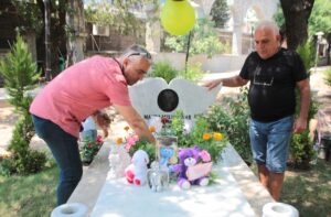 ANTALYA (AA) – Antalya'da, sahipsiz köpeklerden kaçarken kamyonun altında kalarak