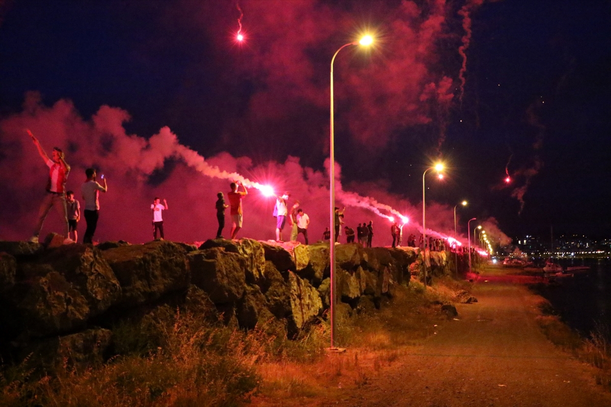 Samsunspor'un 57. kuruluş yıl dönümünü taraftarlar meşale gösterisiyle kutladı