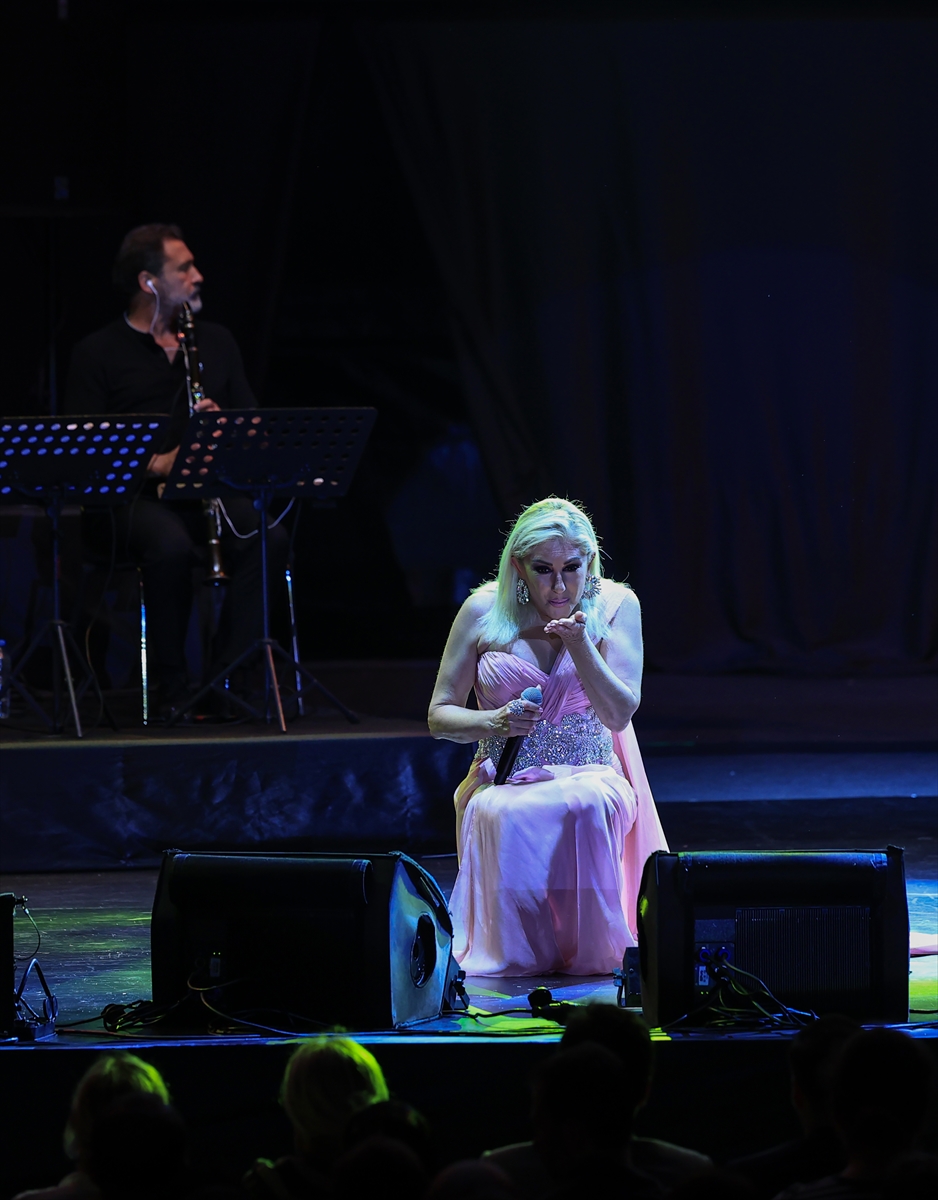 İSTANBUL (AA) – Sanatçı Muazzez Ersoy, Kuruçeşme Açıkhava'da Poll Production