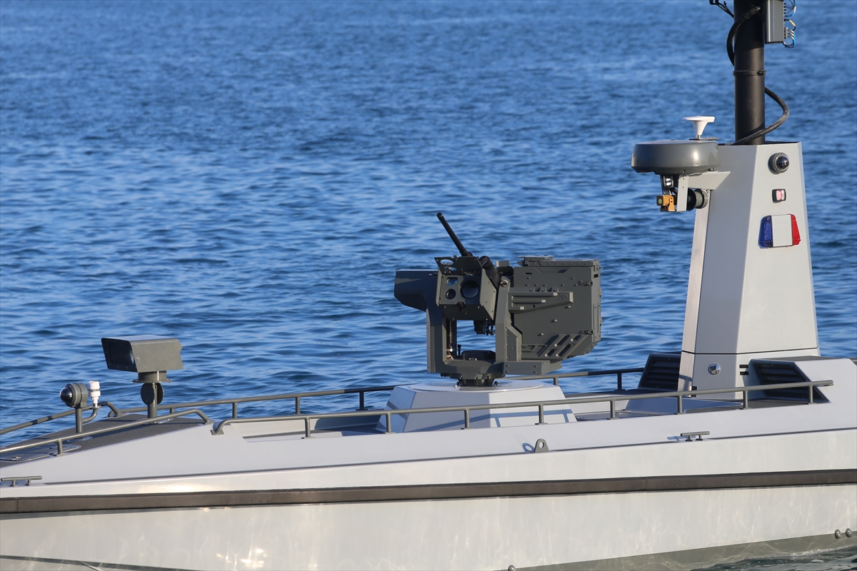 Sanayi ve Teknoloji Bakanı Varank, Antalya'da insansız deniz aracını kullandı: