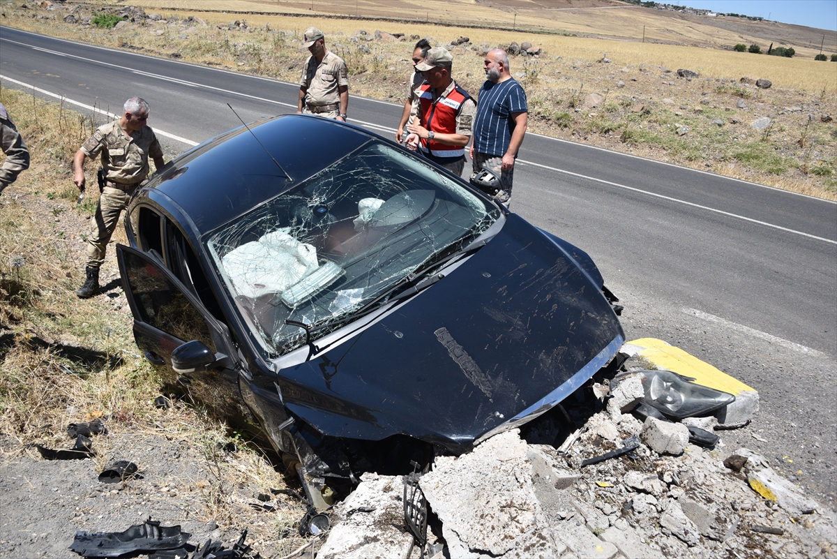 Şanlıurfa'da devrilen otomobildeki 3 kişi yaralandı