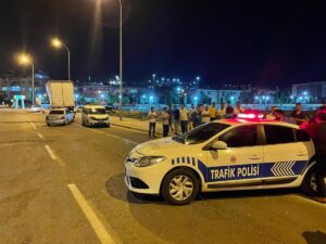 ŞANLIURFA (AA) – Şanlıurfa'nın Haliliye ilçesinde kamyonetle otomobilin çarpışması sonucu