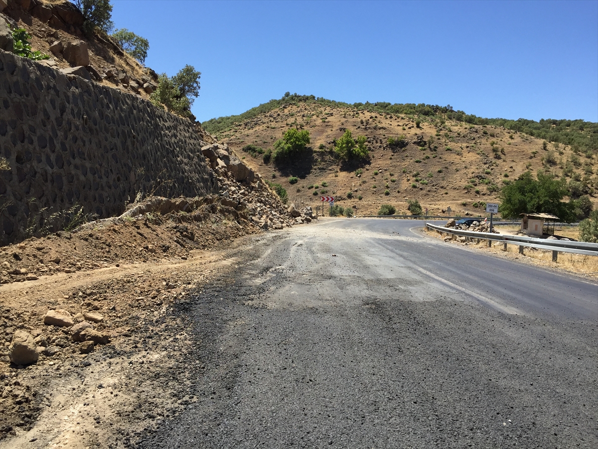 Şanlıurfa'da toprak kayması sonucu kapanan kara yolu açıldı