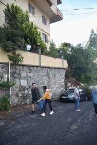 İSTANBUL (AA) – Sarıyer'de çöken istinat duvarı park halindeki iki