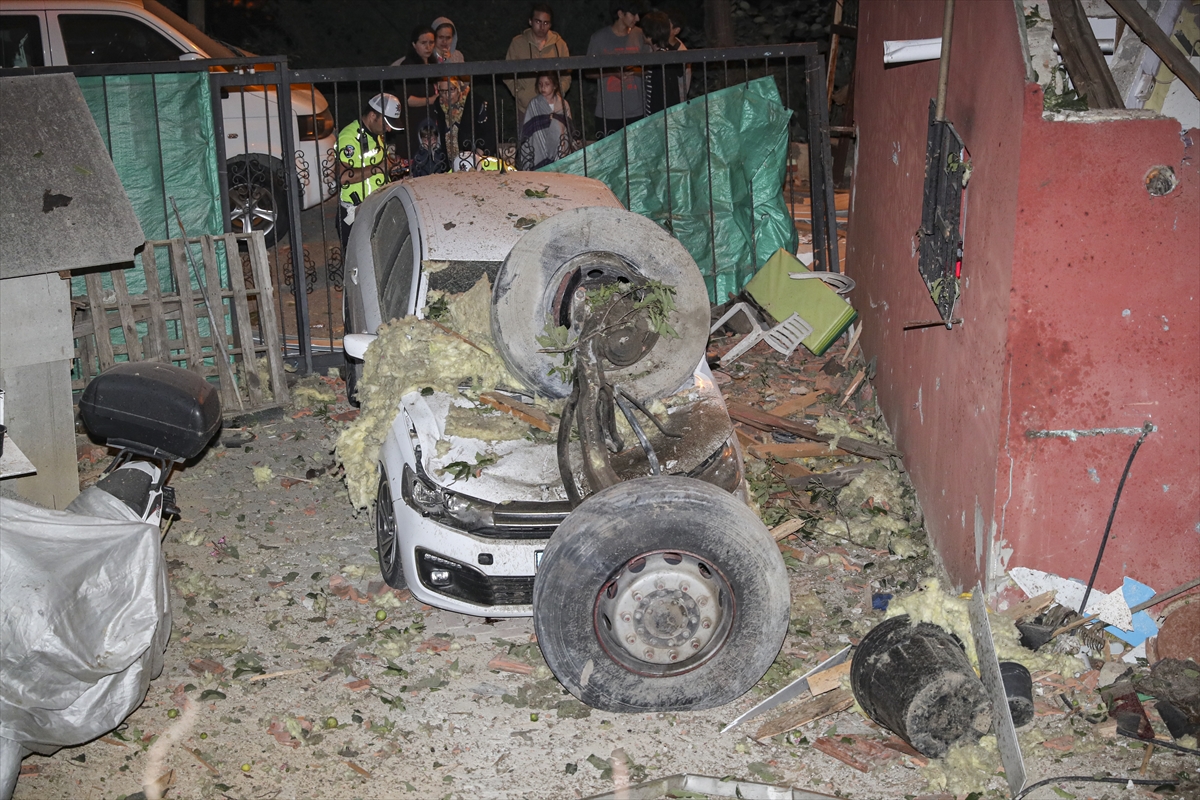 İSTANBUL (AA) – Sarıyer’de yokuş aşağı inen kamyonun gecekondunun üzerine