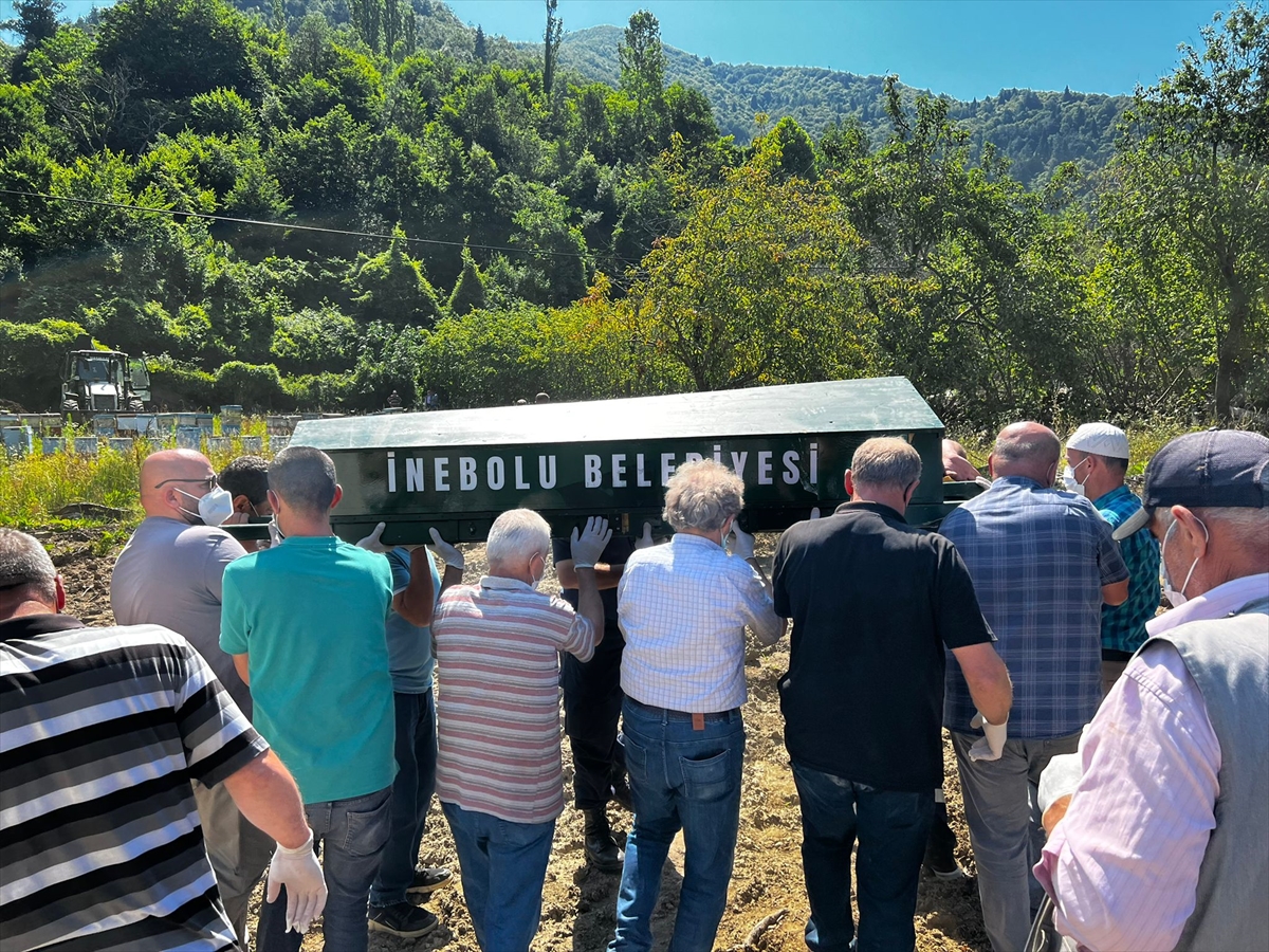 Selde Kastamonu'dan Sinop açıklarına sürüklenen cenaze yeniden defnedildi