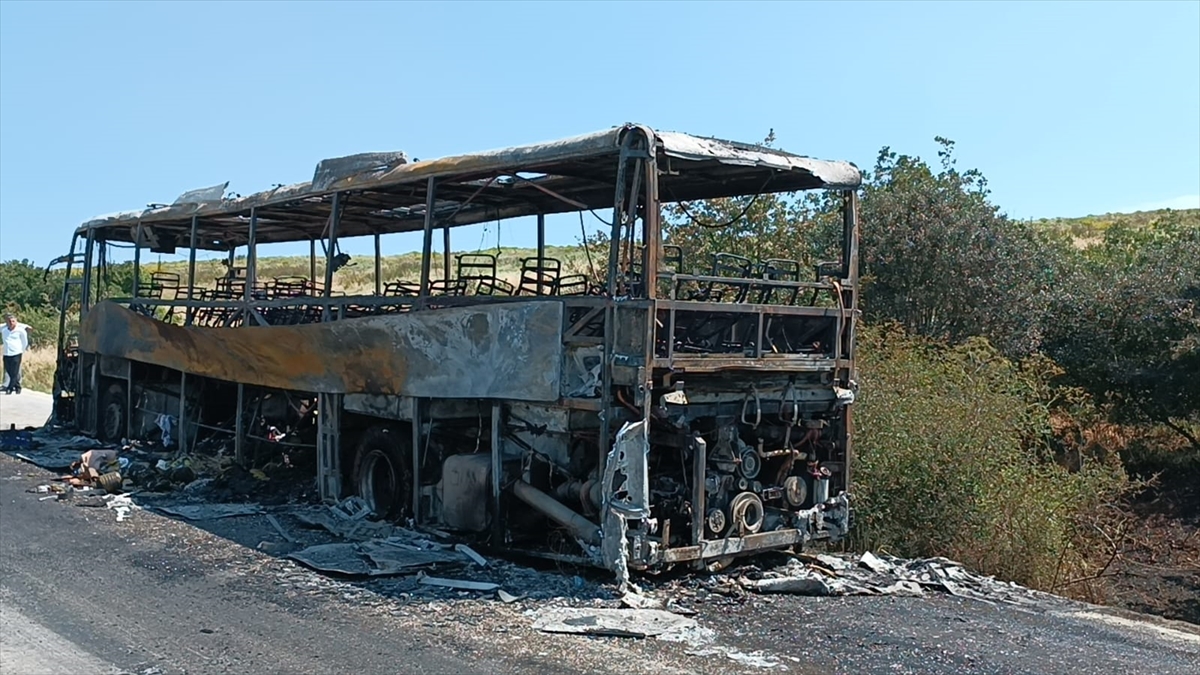 Silivri'de seyir halindeyken alev alan yolcu otobüsü kullanılamaz hale geldi