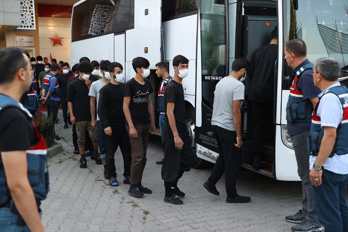 Sınır dışı edilecek 215 Afganistan uyruklu, Edirne'den İstanbul'a gönderildi