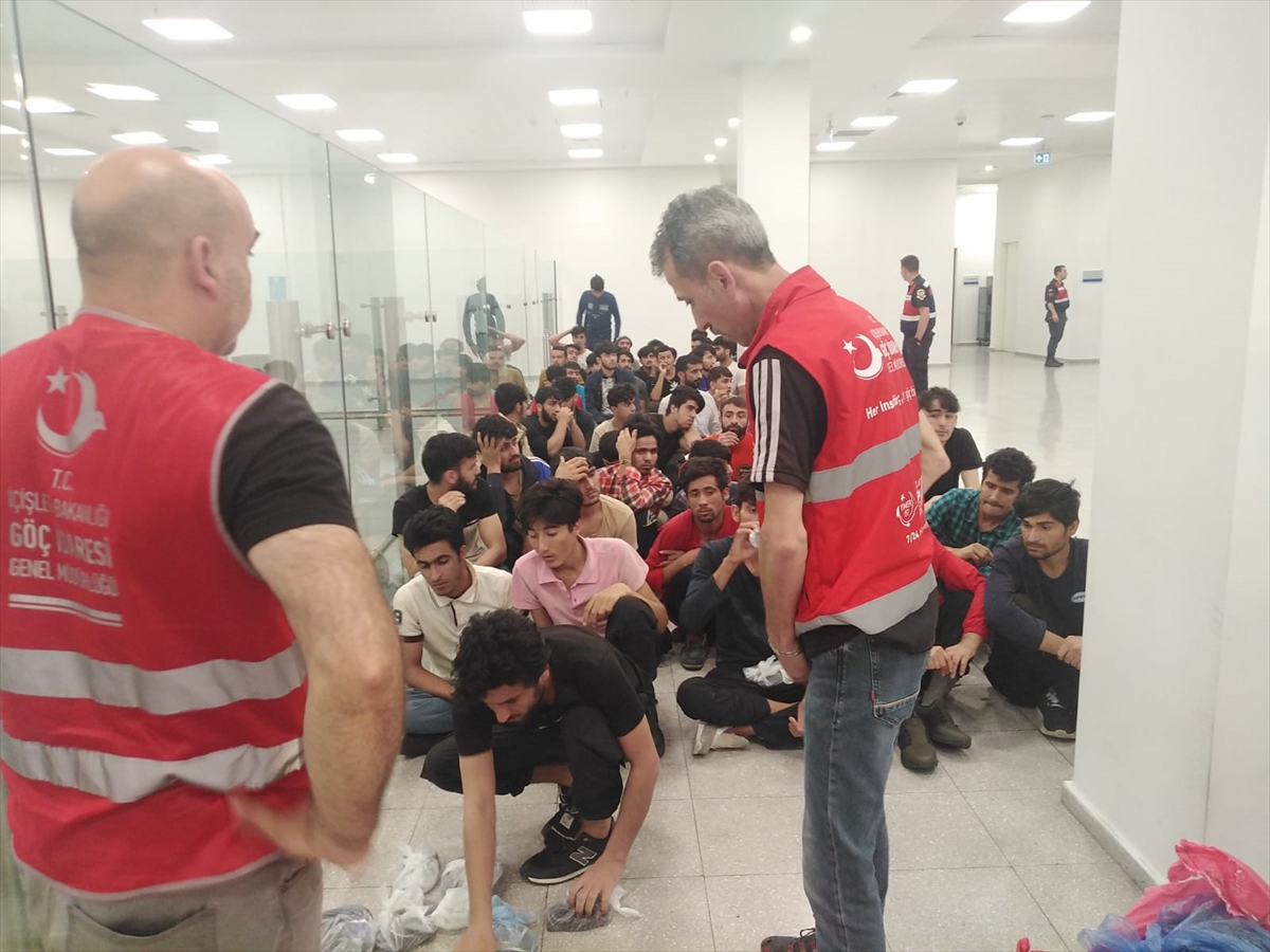 Sınır dışı edilecek 226 Afganistan uyruklu Kırklareli'nden gönderildi