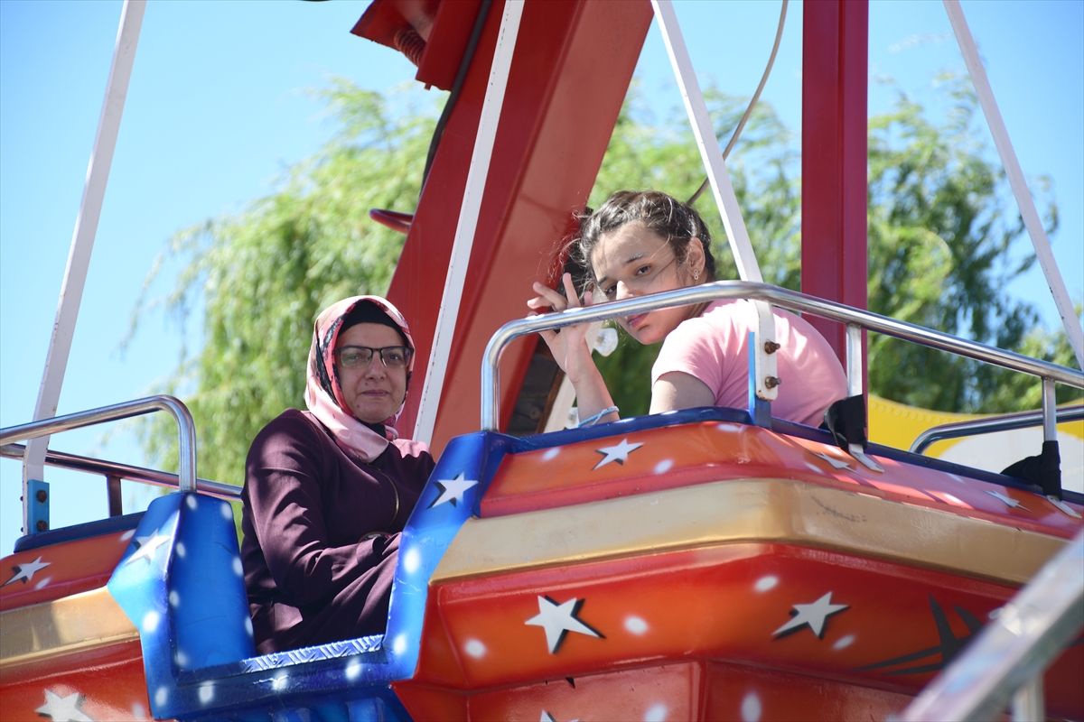 Sivas'ta engelli çocuklar lunaparkta eğlendi