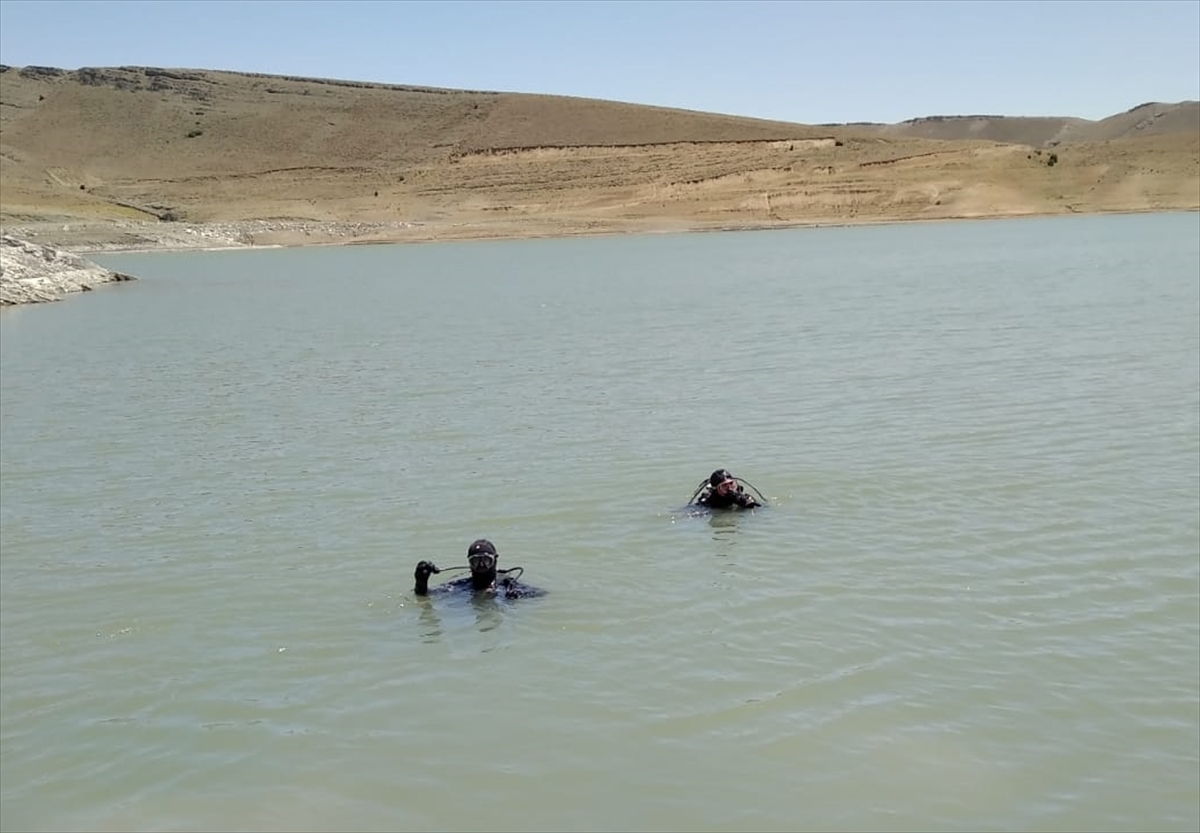 Sivas'ta suya düşen oltasını almak için baraja giren öğretmen boğuldu