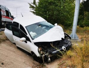 SİVAS (AA) – Sivas'ta otomobilin yol kenarına savrulması sonucu 2'si