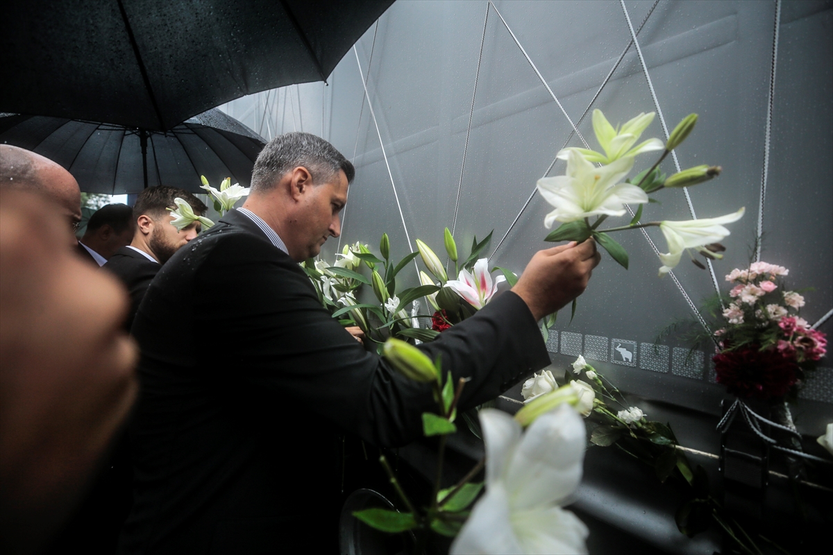 Srebrenitsalı soykırım kurbanlarının cenazeleri, Saraybosna'dan dualarla uğurlandı