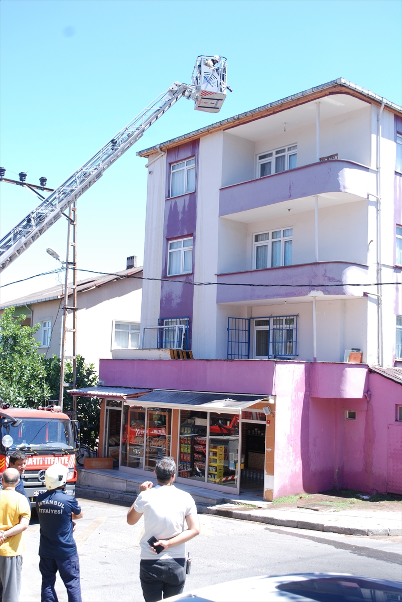 Sultanbeyli'de 3 katlı binada çıkan yangın söndürüldü