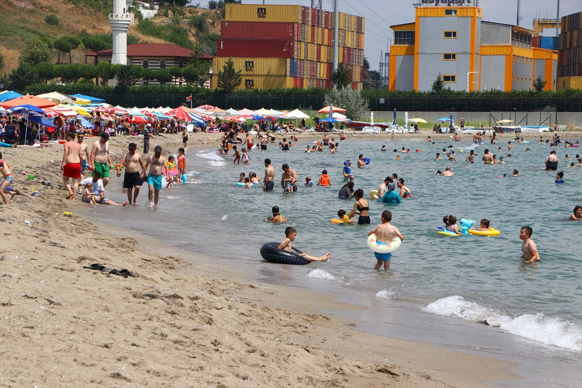 Tekirdağ'da sıcak havadan bunalanlar denizde serinlemeye çalıştı