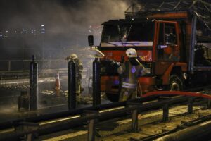 İSTANBUL (AA) – TEM Otoyolu’nda oksijen tüpü yüklü kamyon yandı.