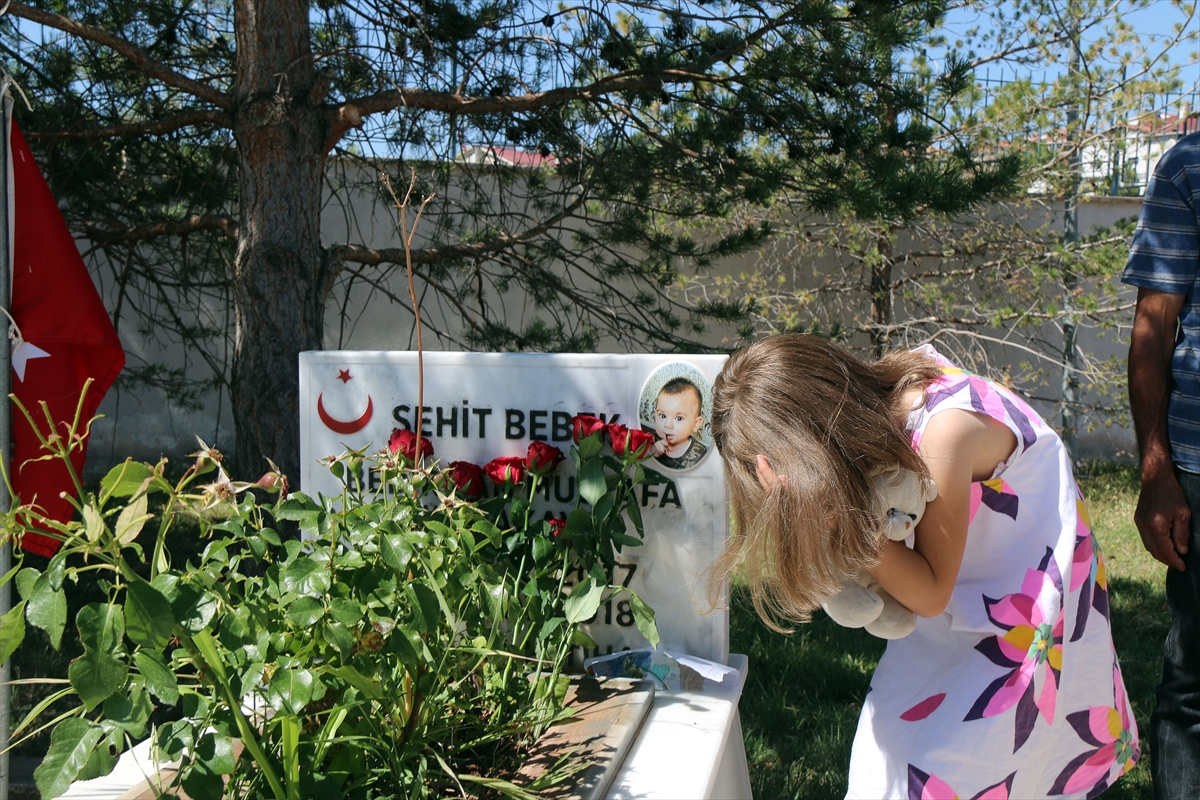 Teröristlerin katlettiği şehit Bedirhan bebek ve annesi Sivas'ta anıldı