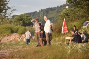 - Kaybolan kişiyi arayan ekipler, yoğun dalganın olduğu denizde çalışmalarını
