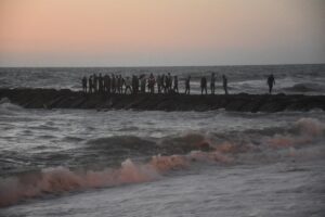 TRABZON (AA) – Trabzon'un Of ilçesinde serinlemek için girdikleri denizde