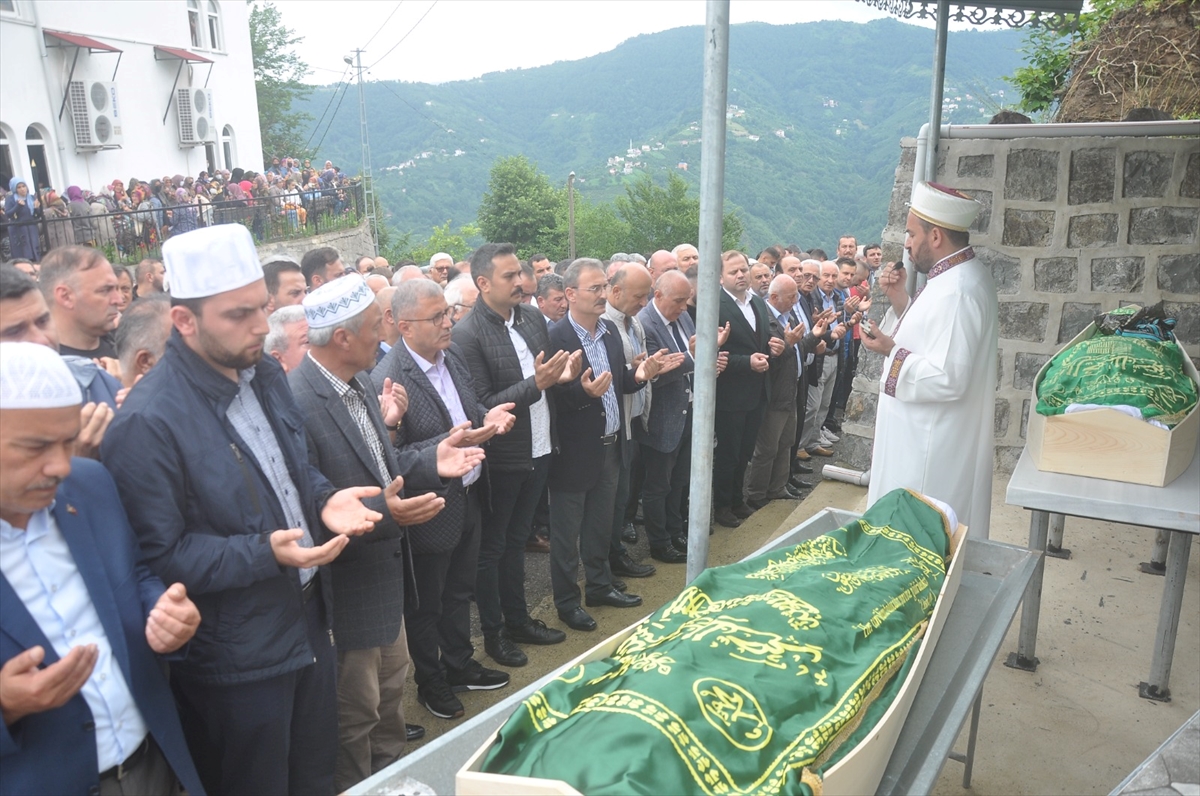 Trabzon'da devrilen ağacın altında kalan baba ile oğlunun cenazeleri defnedildi