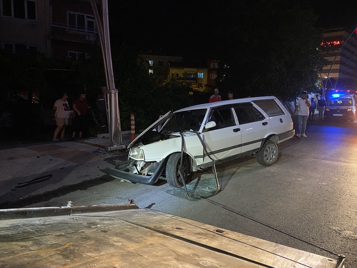 Uşak’ta aydınlatma direğine çarpan otomobildeki 2 kişi yaralandı