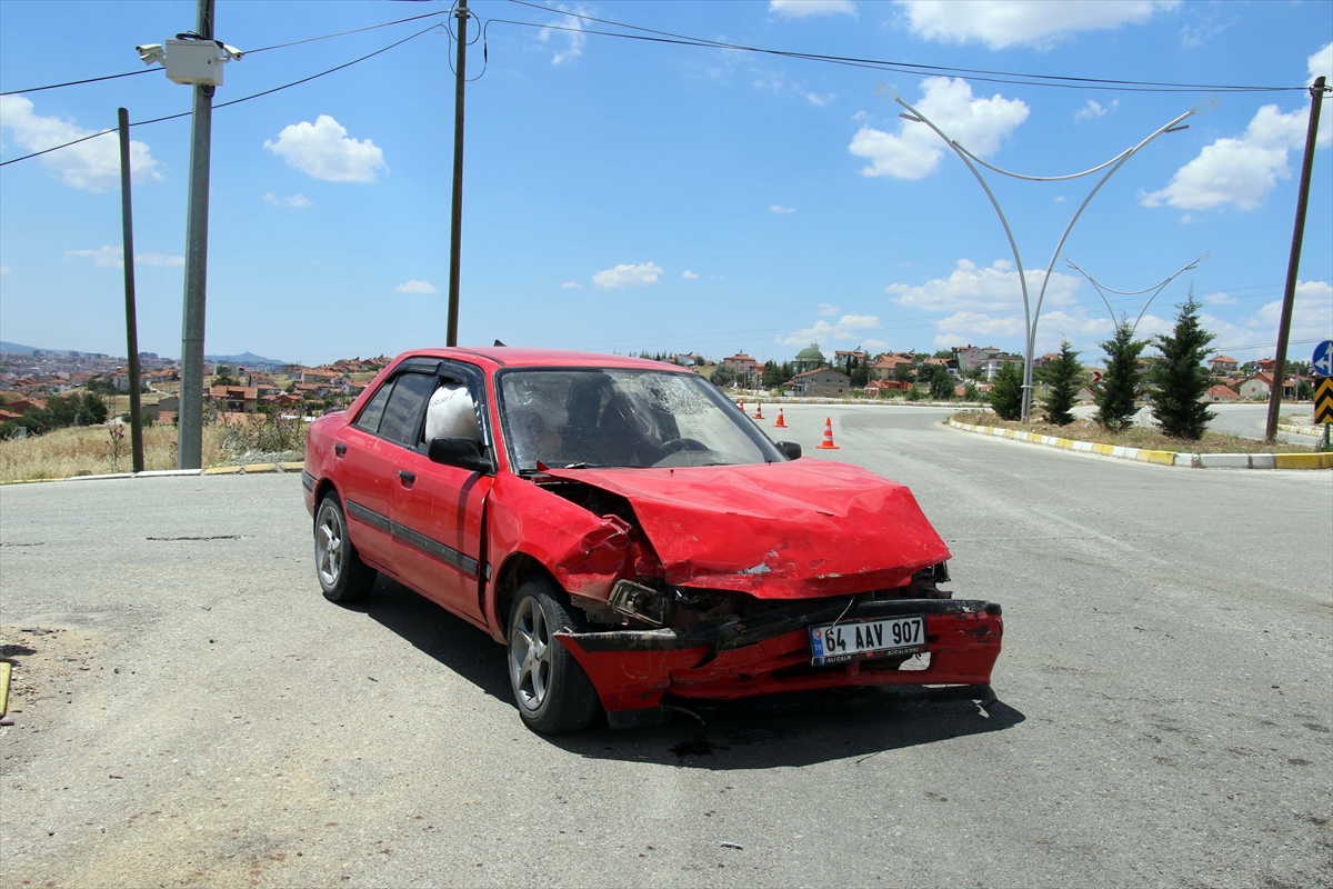 Uşak'ta iki otomobil çarpıştı, 4'ü çocuk 9 kişi yaralandı