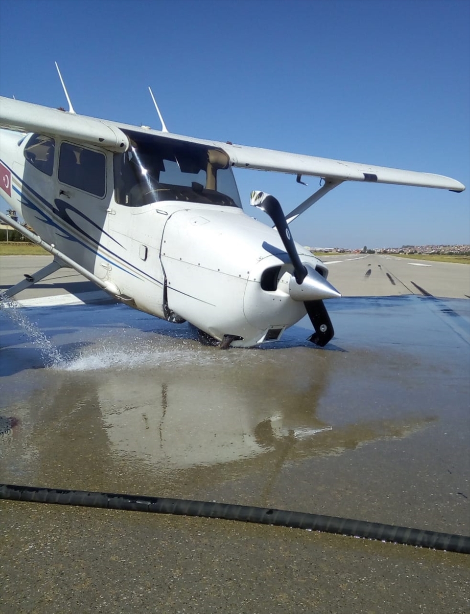 Uşak'ta iniş sırasında ön tekeri kopan eğitim uçağında hasar oluştu