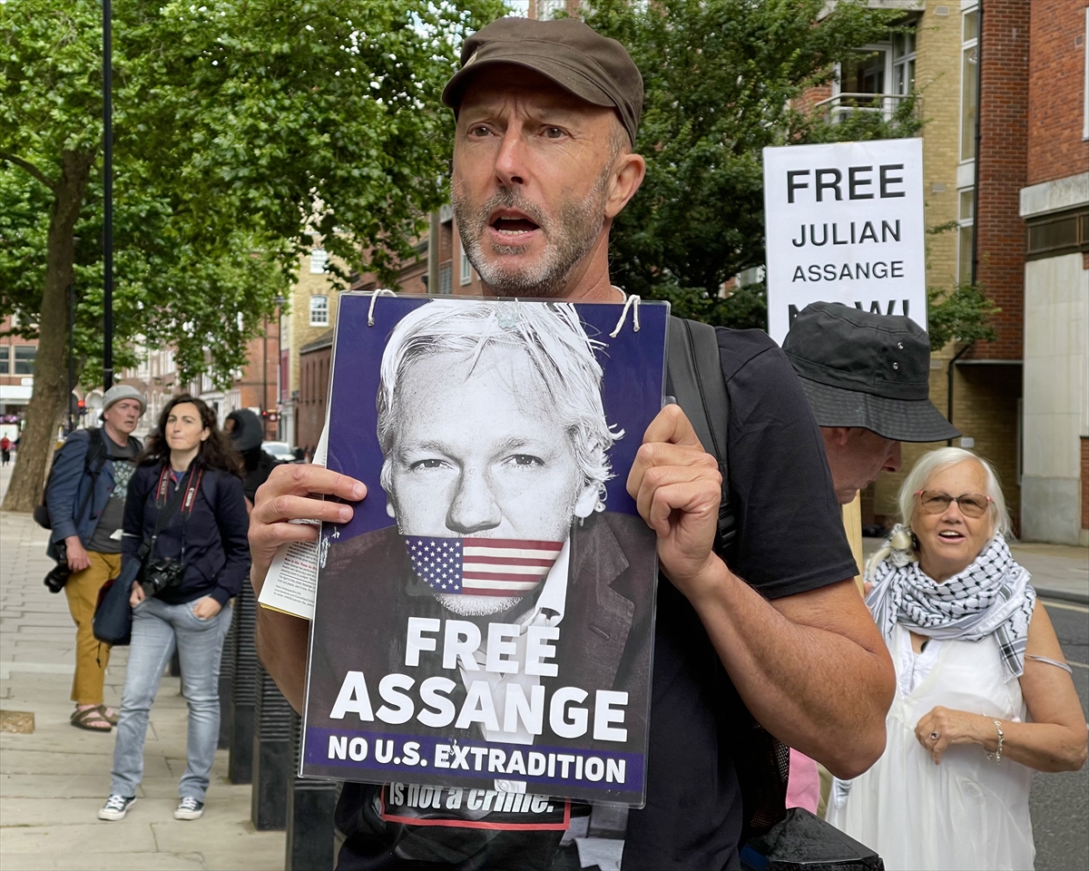 WikiLeaks Kurucusu Assange'ın ABD'ye iade kararına karşı otobüsle protesto düzenlendi