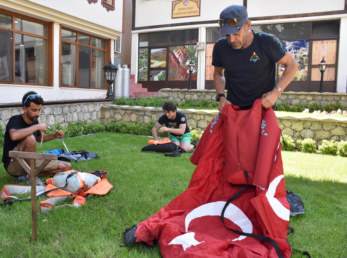 Wingsuit sporcuları “yarasa atlayışı” için Kemaliye'de