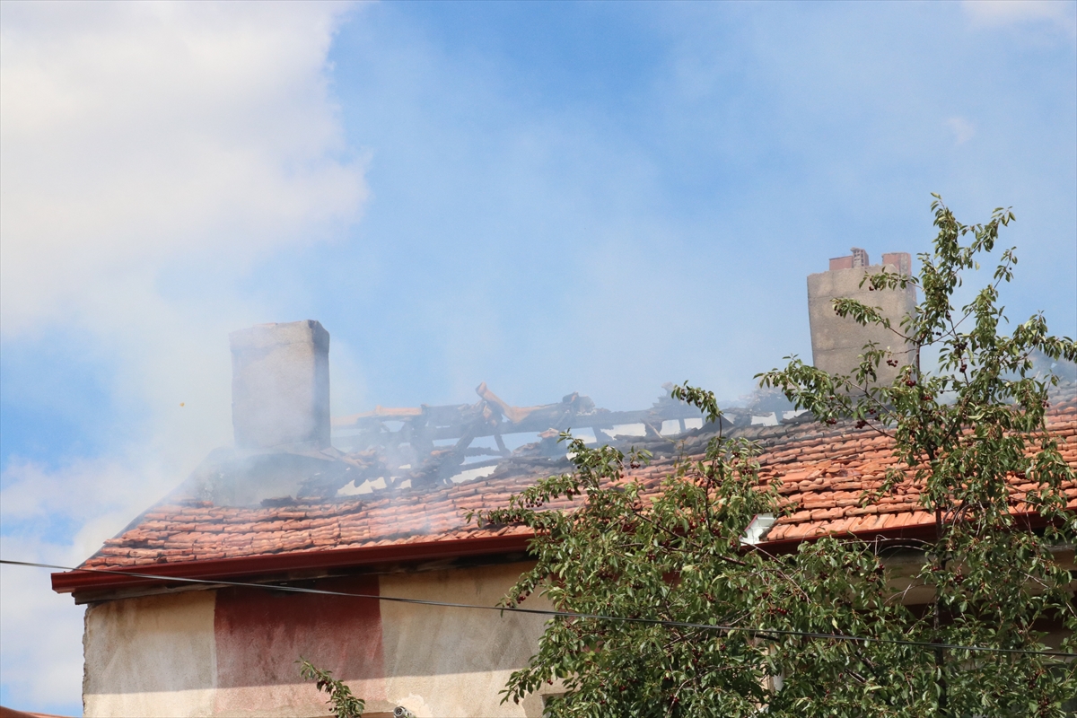 Yozgat'ta apartmanın çatısındaki yangın söndürüldü