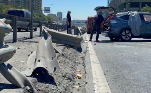 İSTANBUL (AA) – Zeytinburnu'nda bariyerlere çarparak takla atan cipte bulunan