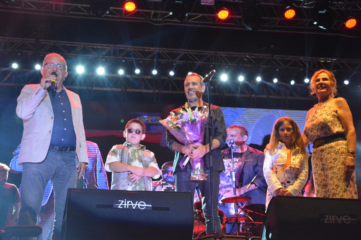 Zonguldak'ta Yirmi7, Melek Mosso ve Haluk Levent konser verdi
