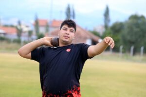 UŞAK (AA) – MEHMET ÇALIK – Gülle atmadaki ilk yarışında