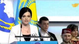 Alla Çeçetkina… Gagauz Türkü… Kazakistan vatandaşı… Bir toplantıda konuşma yapan