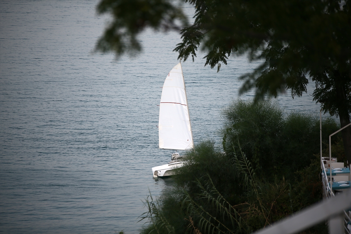 Adana'da baraj gölünde yelkenli teknenin alabora olması sonucu kaybolan kişi aranıyor