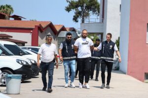 ADANA (AA) – Adana'nın merkez Seyhan ilçesinde, bir gencin sokakta