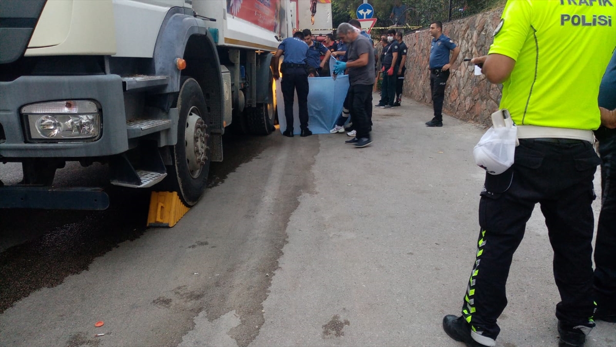 Adana'da çöp kamyonun altında kalan çocuk yaşamını yitirdi
