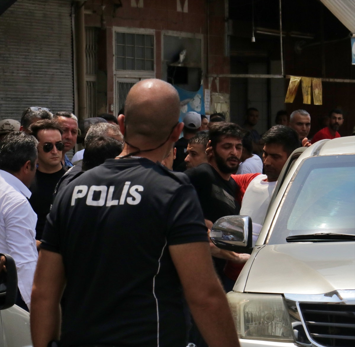 Adana'da kasapta 2 kayınbiraderini silahla yaralayan, 1 kadını rehin alan zanlı yakalandı