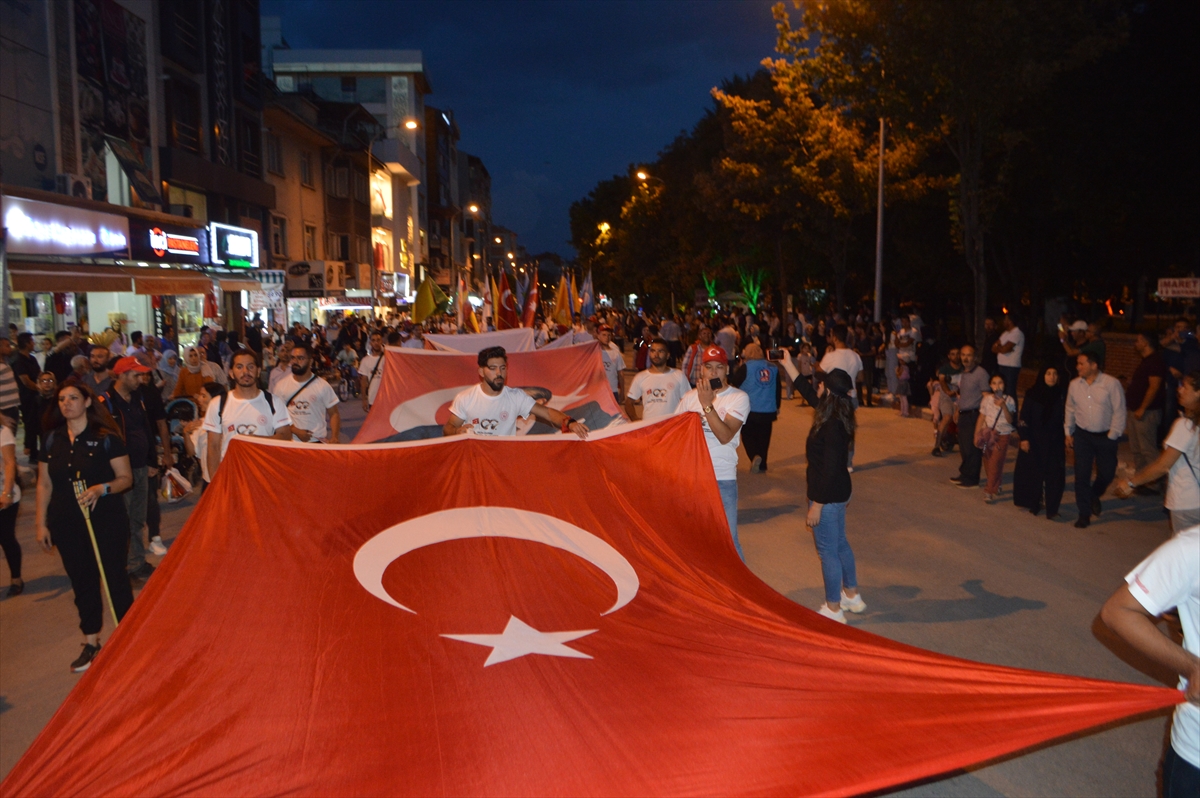 Afyonkarahisar'da 1922 metrelik Türk bayrağıyla yürüyüş yapıldı