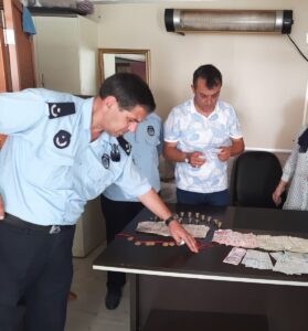 AFYONKARAHİSAR (AA) – Afyonkarahisar'da dilencilik yapan kadının üzerinde 10 cumhuriyet