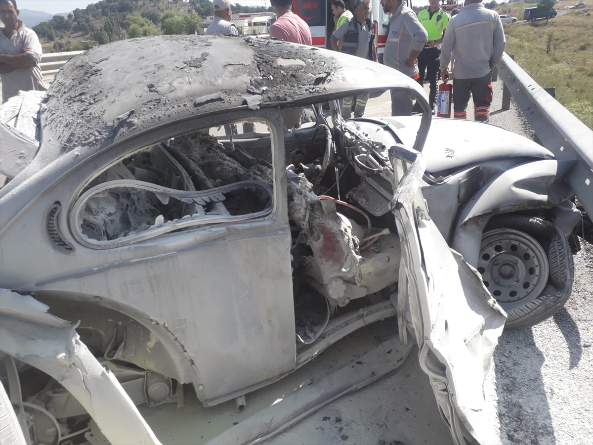 Afyonkarahisar'da iki otomobilin çarpışması sonucu 1 kişi öldü, 4 kişi yaralandı