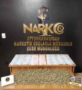 AFYONKARAHİSAR (AA) – Afyonkarahisar'da bagajındaki çantada uyuşturucu ele geçirilen hafif