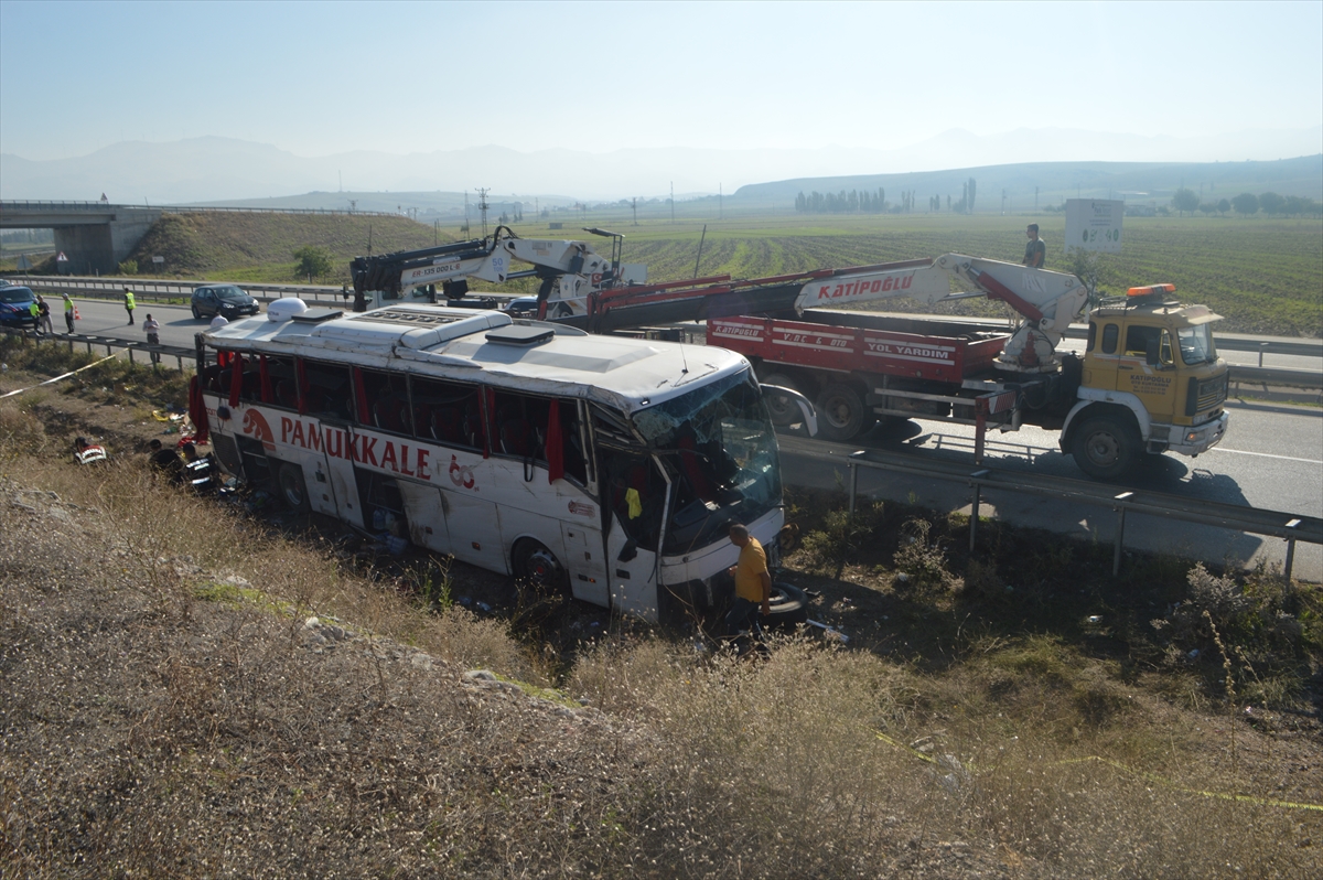 GÜNCELLEME – Afyonkarahisar'da yolcu otobüsü devrildi, 1 kişi öldü, 38 kişi yaralandı