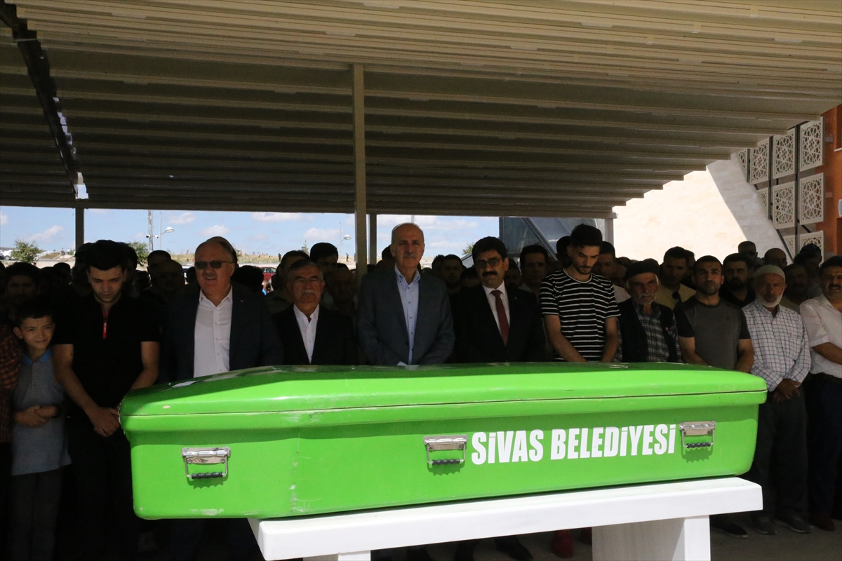 AK Parti'li Kurtulmuş, Sivas'ta partisinin danışma meclisi toplantısında konuştu: