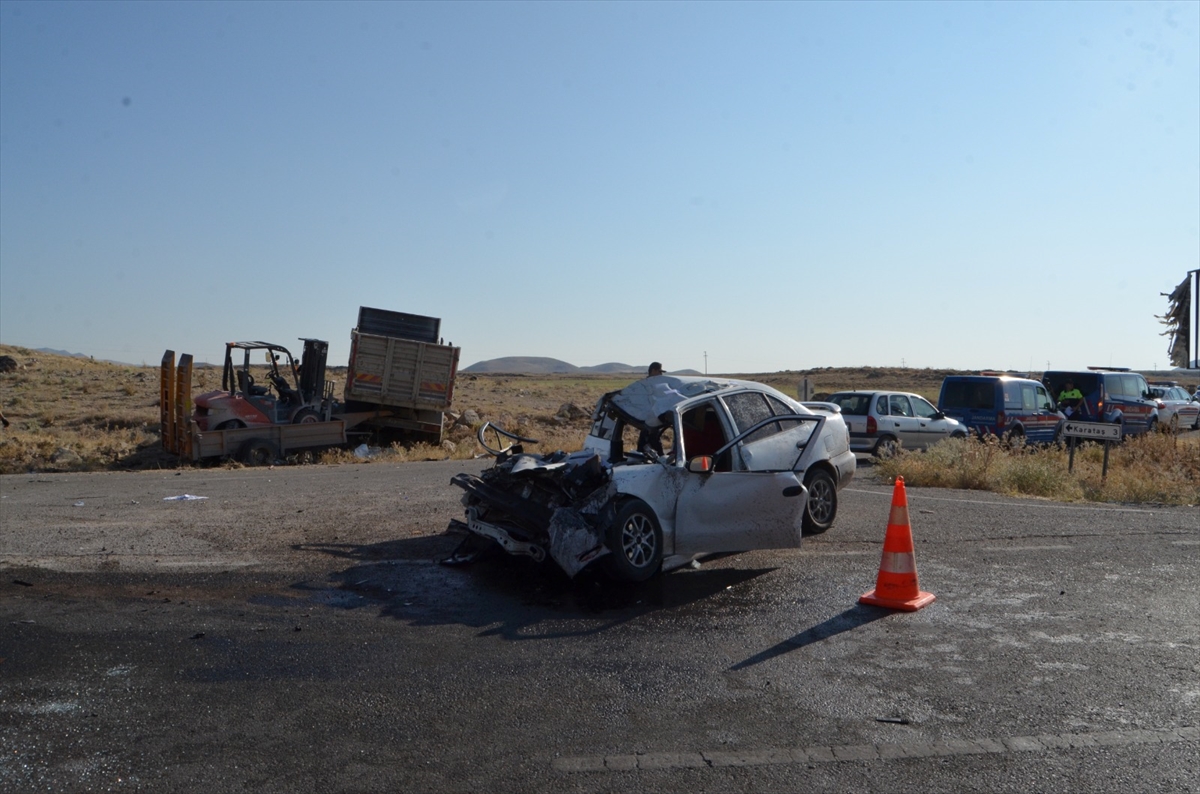 Aksaray'da otomobilin kamyonla çarpışması sonucu 4 kişi yaralandı