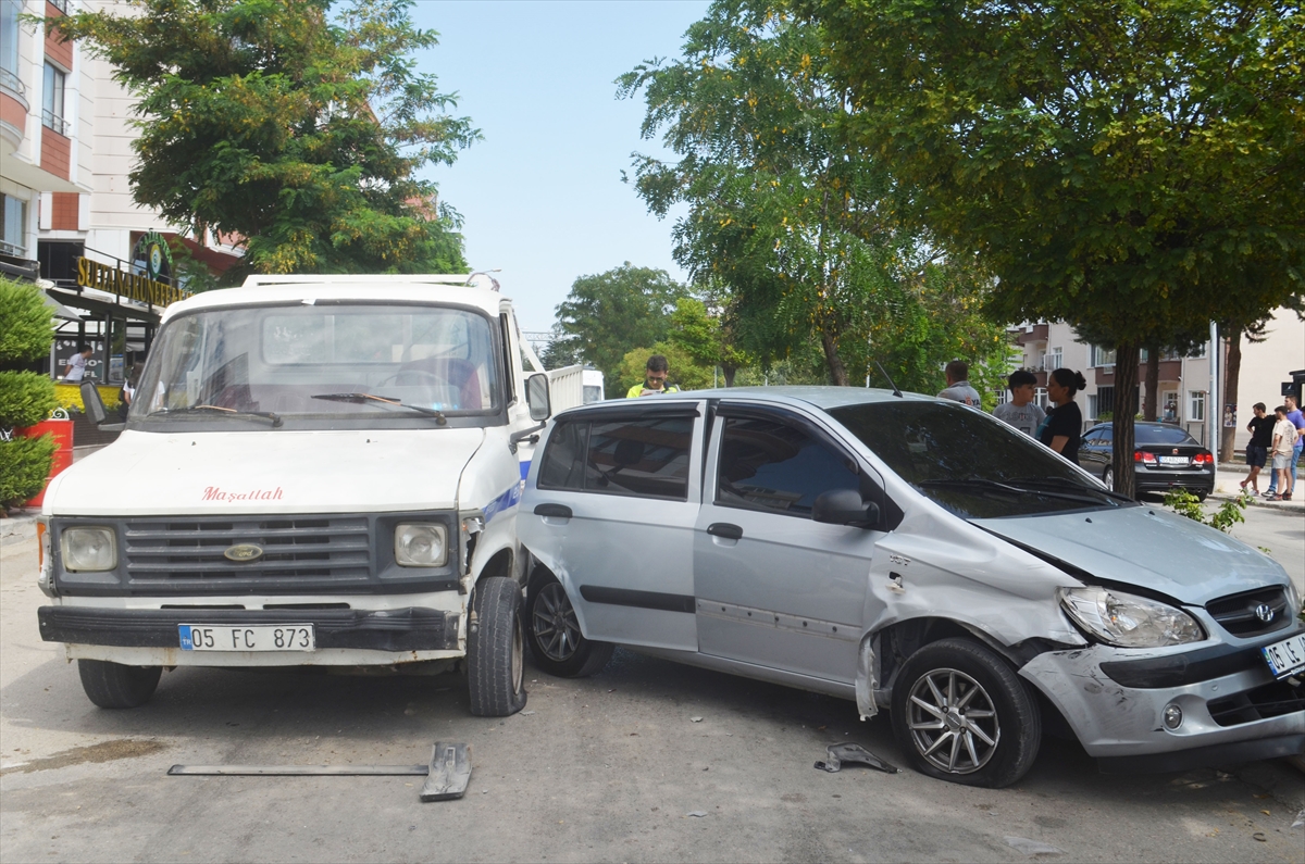 Amasya'da otomobil ile pikabın çarpıştığı kazada 2 kişi yaralandı
